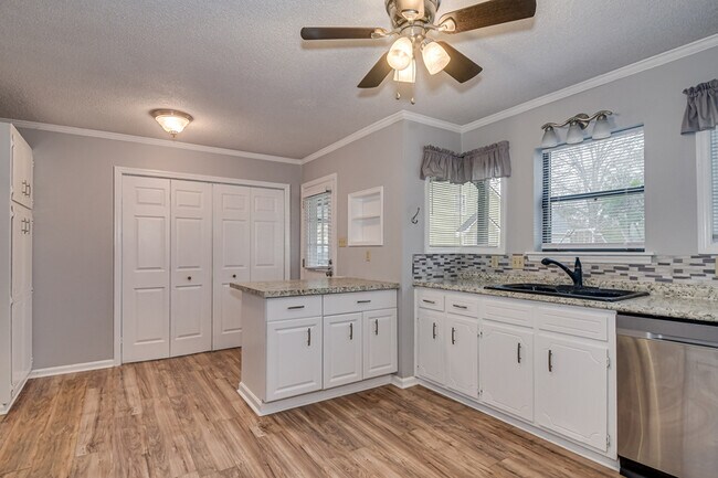 Building Photo - 4410 Goshen Lake Dr S