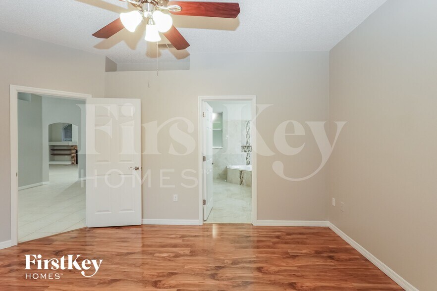 Building Photo - 825 High Pointe Cir