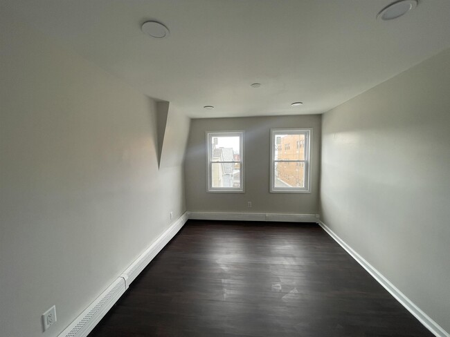 Building Photo - 123 Avenue C