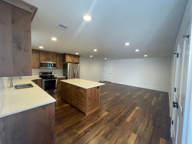 Building Photo - Spacious 1-Bedroom Apartment – North Salt Lake