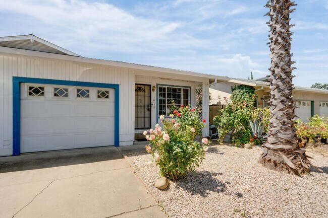 Building Photo - Charming 2 Bedroom Duplex with Private Backyard & Garage!