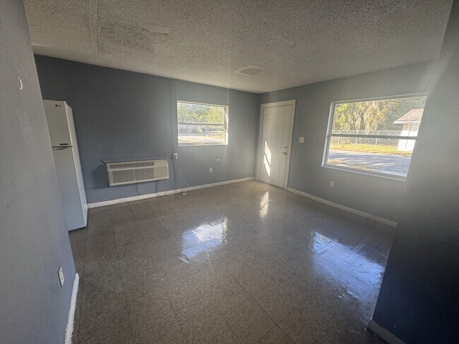 Building Photo - 402 Terry St