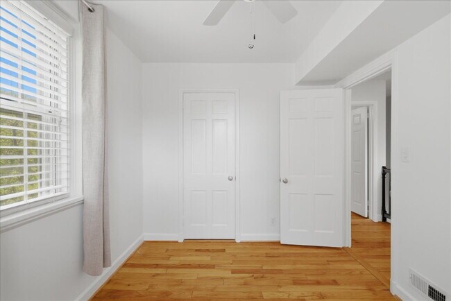Building Photo - Elegant End-Unit Fairlington Villages Townhome with Private Balcony & Exceptional Community Ameni...
