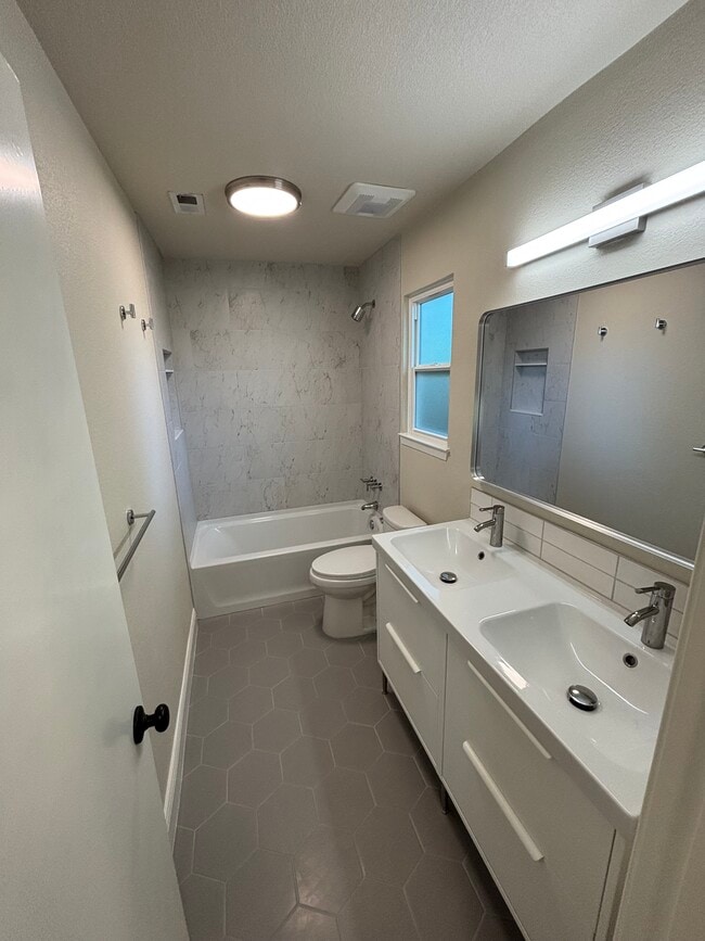 Building Photo - 4605 Pelham Dr