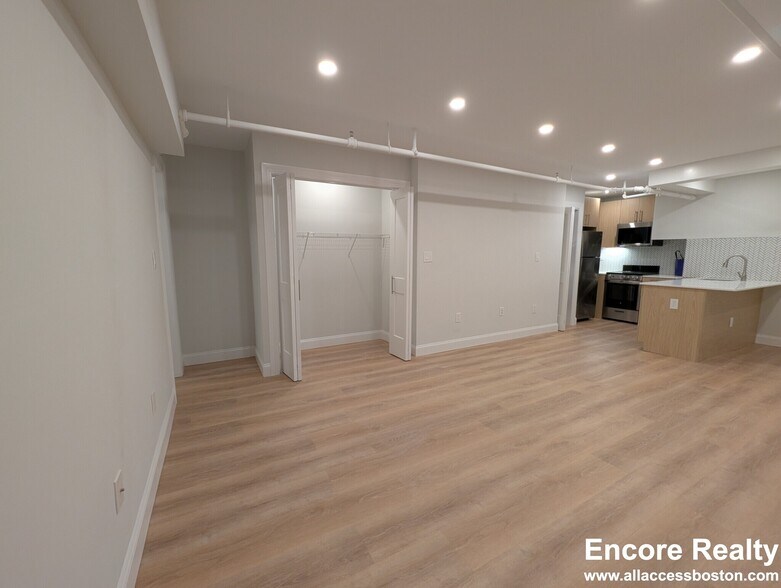 Building Photo - 2 Joy St