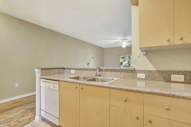 Building Photo - 270 Crestwood Cir