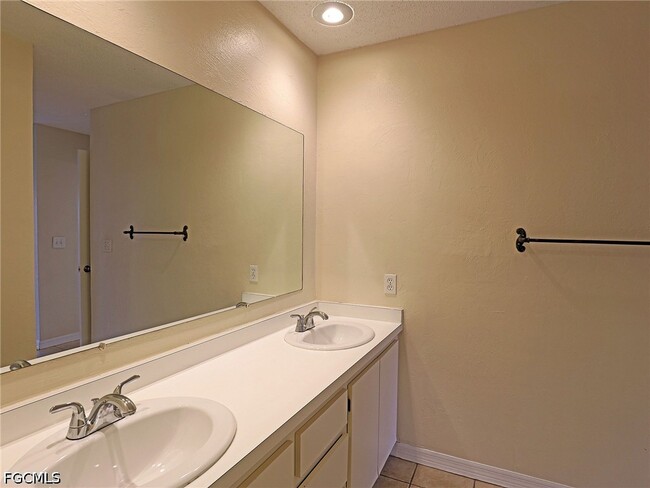 Building Photo - 1420 Park Shore Cir