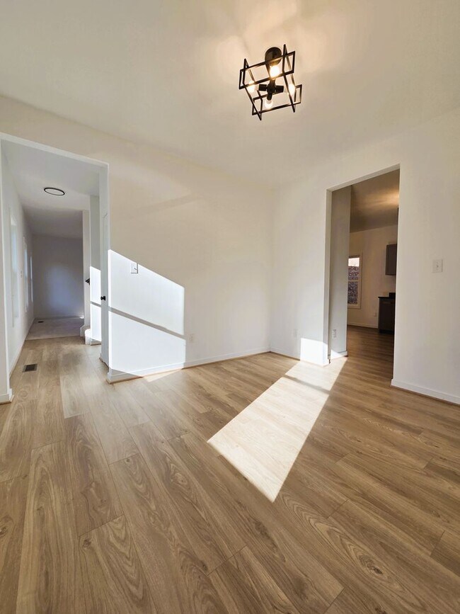 Building Photo - Large 3 story home located in Glenwood Park just minutes from downtown Richmond