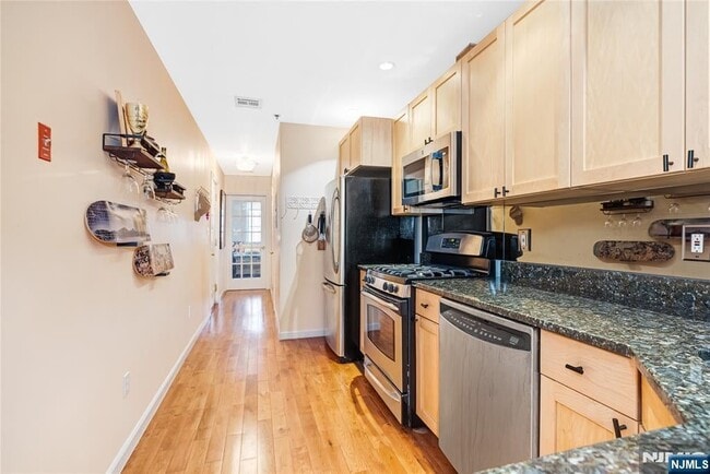 Primary Photo - 221 Clinton St