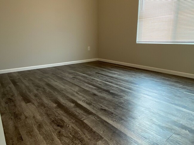 Building Photo - 412 S Longbranch Dr