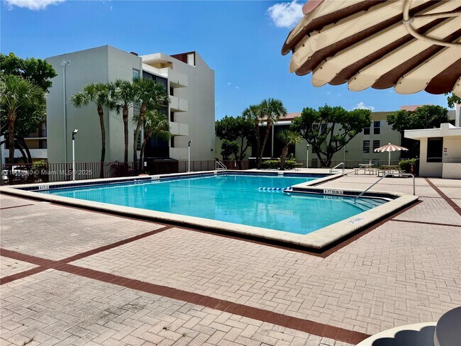 Building Photo - 8810 Fontainebleau Blvd