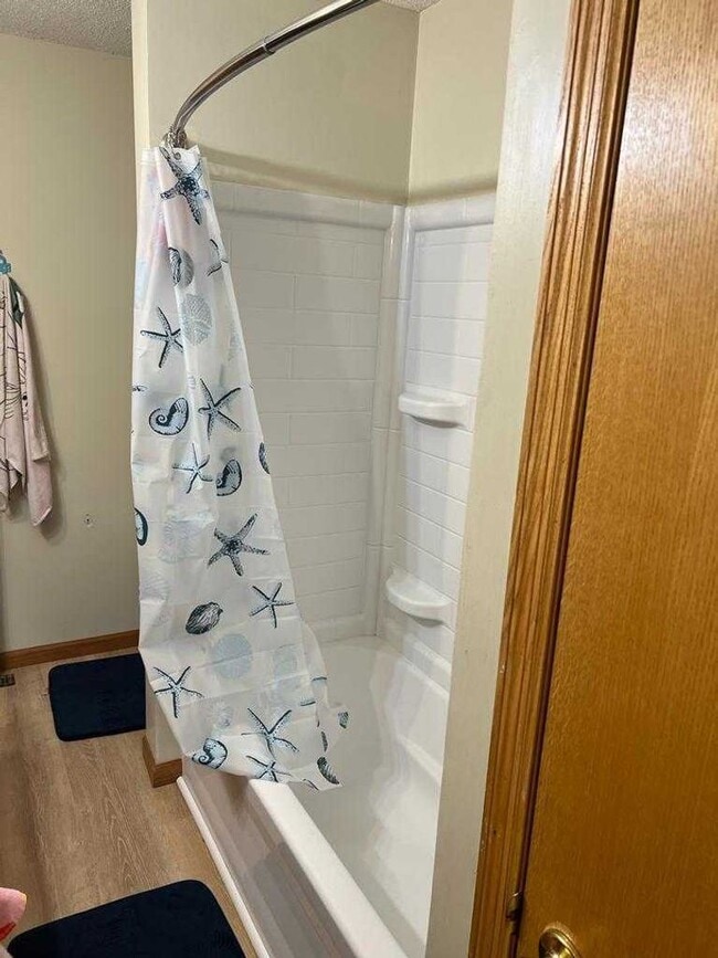 Building Photo - rare champlin 3 bed townhouse!