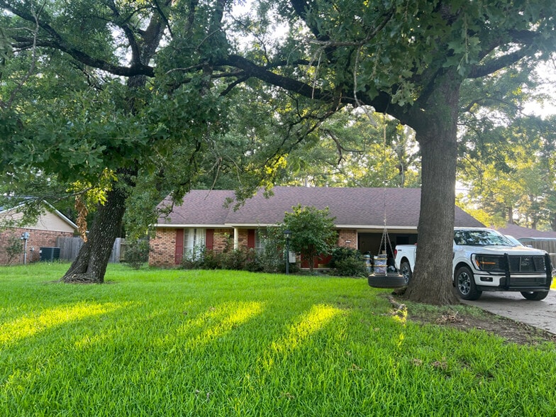 Primary Photo - 211 Harvest Ln