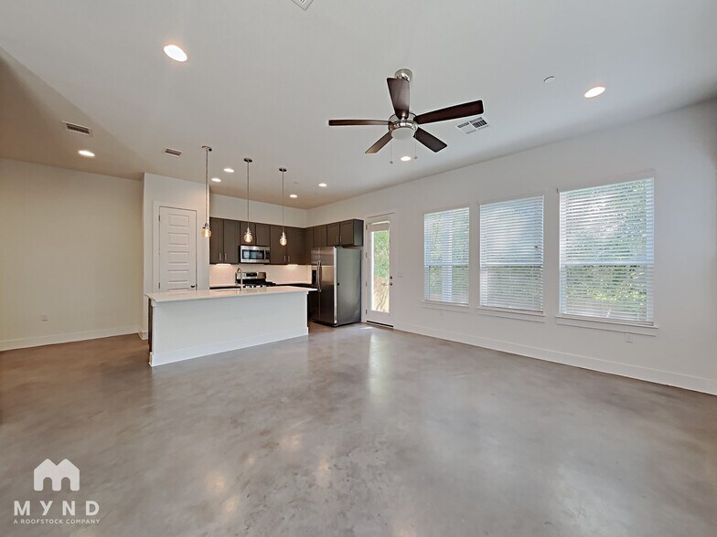 Building Photo - 8922 Menchaca Rd