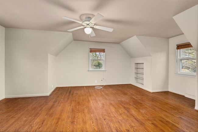 Building Photo - 5631 S Oak St