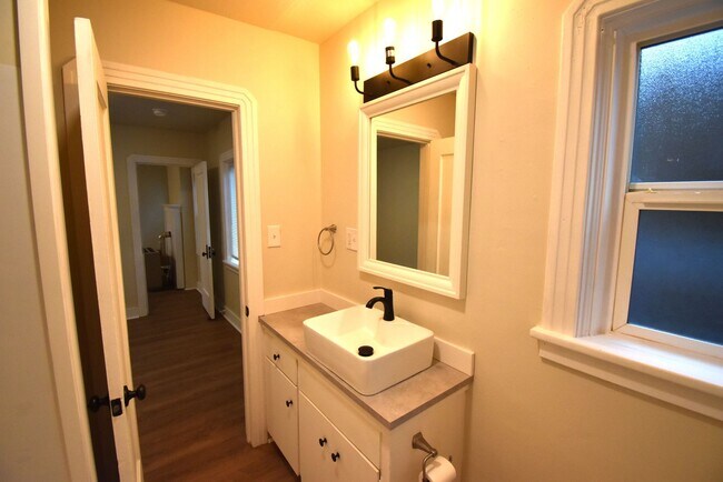 Building Photo - Freshly Remodeled Cozy Cottage Home