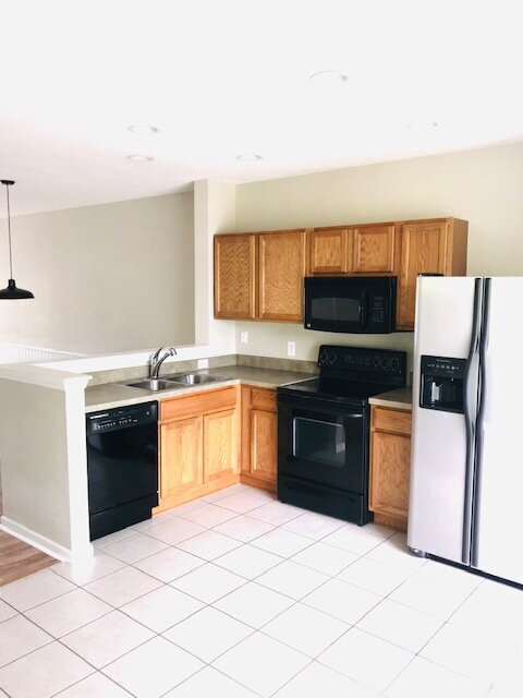 Building Photo - **  MAINTENANCE FREE TOWNHOME **2 BD 2.5 BATH