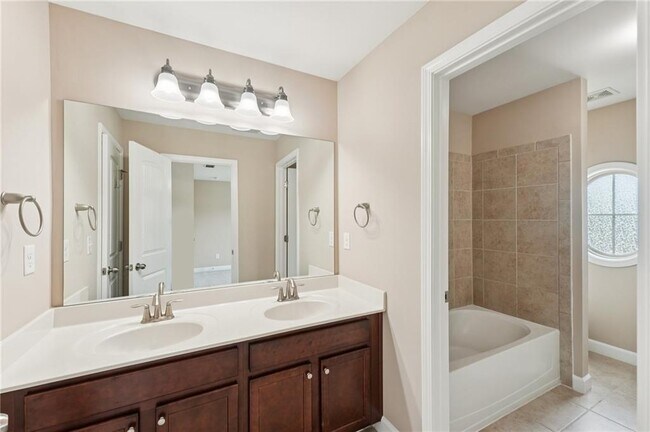Building Photo - 6370 Shiloh Woods Dr