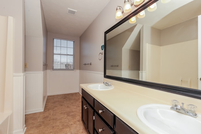 Building Photo - 1136 Lakes Edge Dr