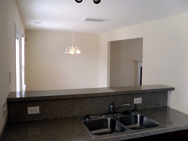 Building Photo - Beautiful 4bd/2.5bth home with an open lay...