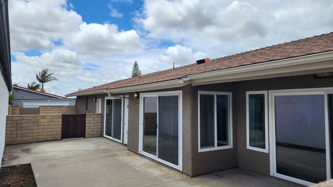 Building Photo - Updated and spacious single-story house on...