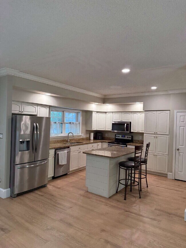 Building Photo - "Charming 4-Bedroom Sanctuary with 2 Full Baths in Beaufort – Spacious 2106 Sq Ft Haven!"