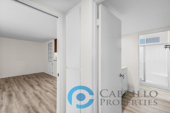 Building Photo - Beautiful 2bd/2ba 2nd Floor Condo with Bra...