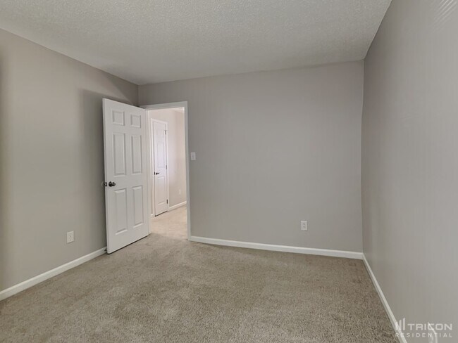 Building Photo - 7008 Breeders Cup Cir