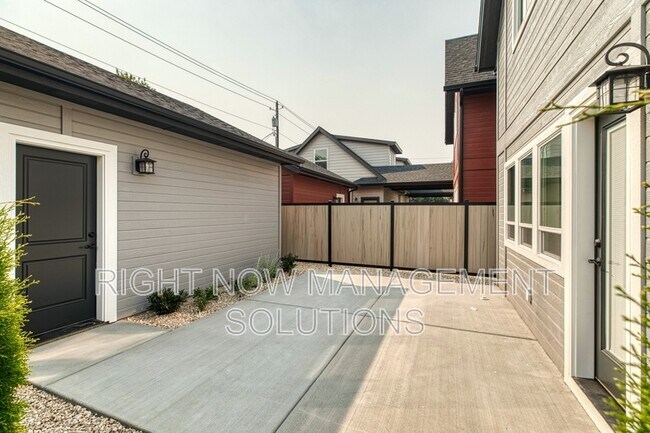 Building Photo - 1806 S Manitou Ave