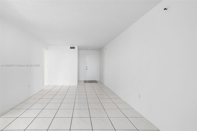 Building Photo - 2642 Collins Ave