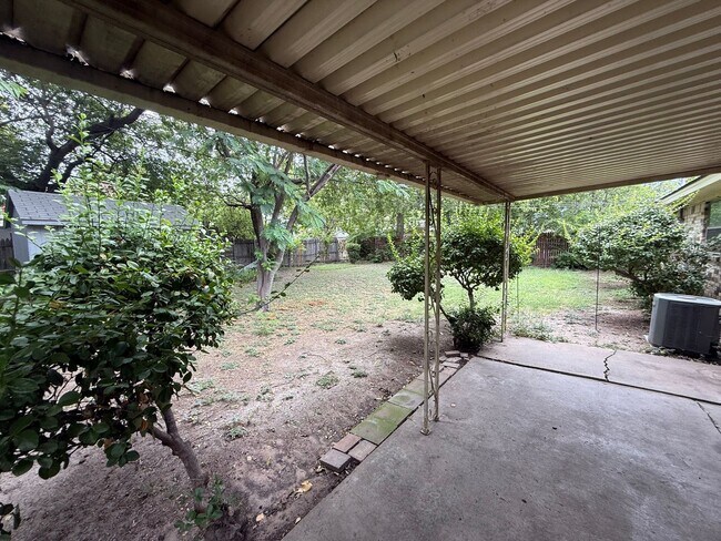 Building Photo - 3 Bed | 2 Bath | 2-Car Garage + Carport – ...