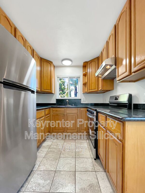 Building Photo - 923 Ravenscourt Ave