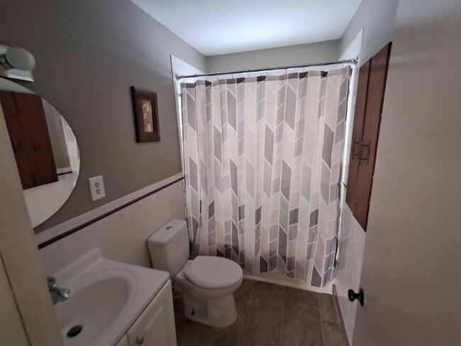 Building Photo - Affordable 2-Bedroom Gem in Flint – Detach...