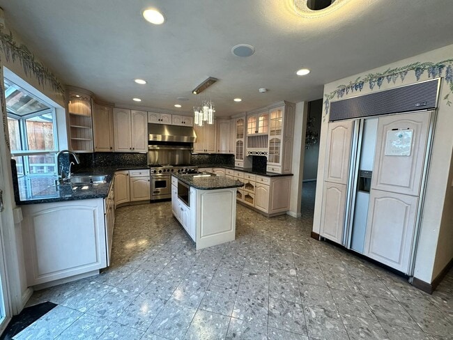 Building Photo - Exquisite Belmont Estate with Luxurious Am...