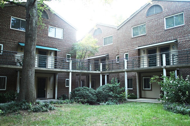Building Photo - 2BR in Chancellor Square