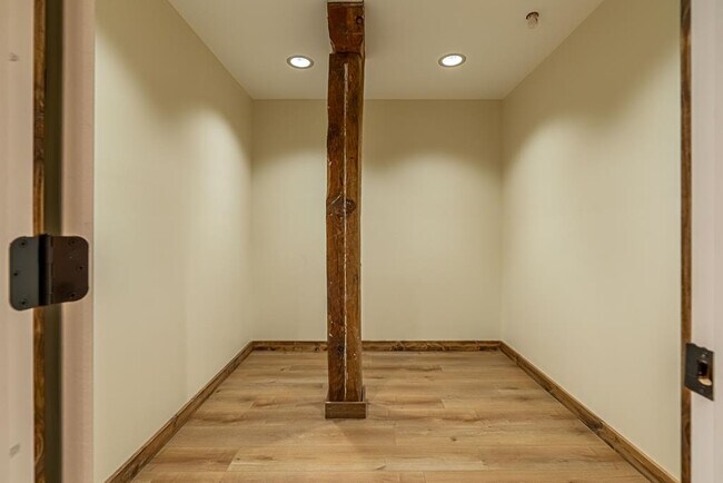 Building Photo - 453 E Main St