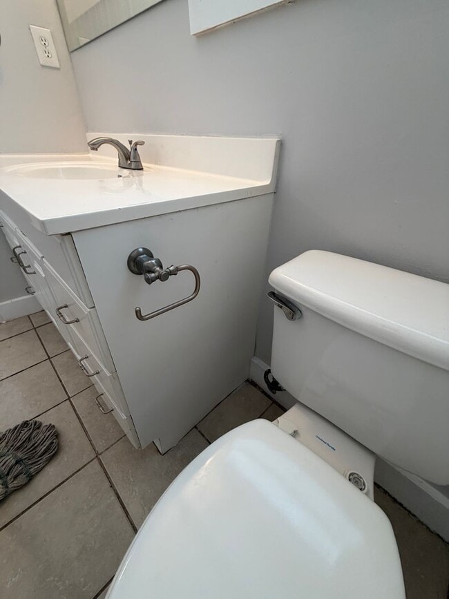 Building Photo - Stylish 2/2 Bungalow with Modern Kitchen & Spacious Backyard
