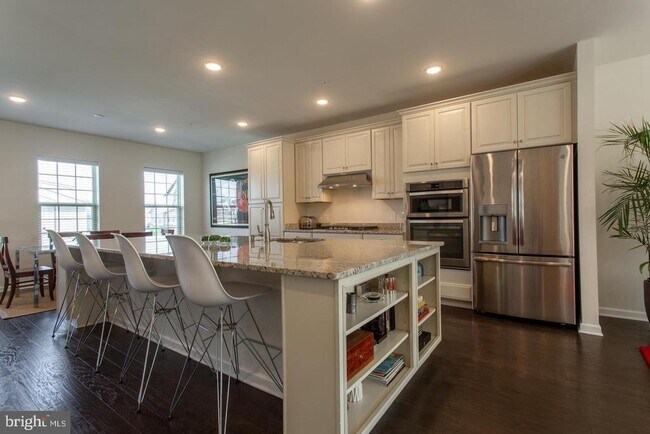 Building Photo - 121 Locks Farm Ln