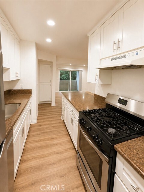 Building Photo - 10636 Woodley Ave
