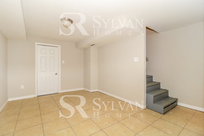 Building Photo - Enjoy low-maintenance living in this 2 bedroom, 1.5 bathroom townhome