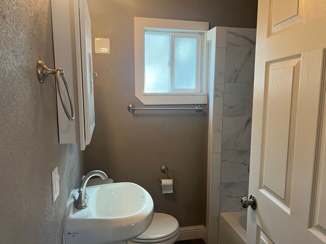 Building Photo - Updated One Bedroom Cottage With Private Yard