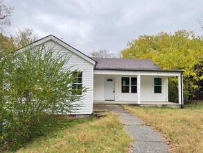 Building Photo - Conveniently Located near Downtown and APS...