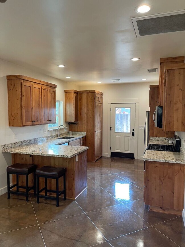 Building Photo - 126 W 20th St