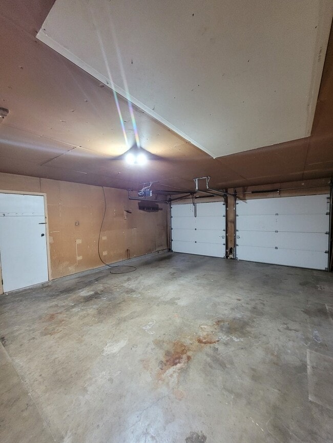 Building Photo - Move in ready 3 bed 2 bath home with 2 car...