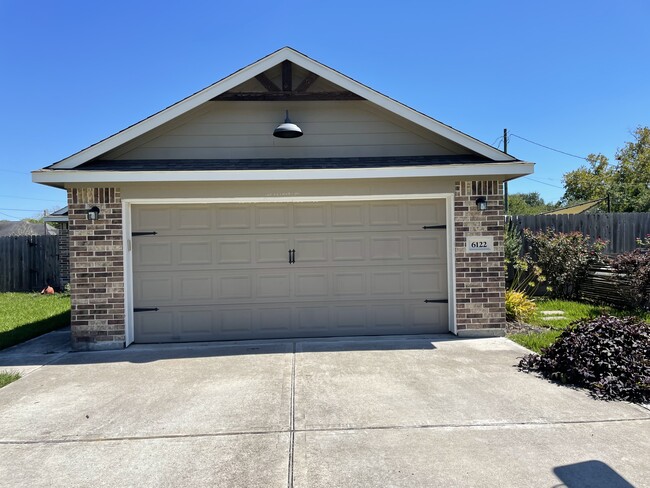 Building Photo - 6122 Stoney Brook Dr