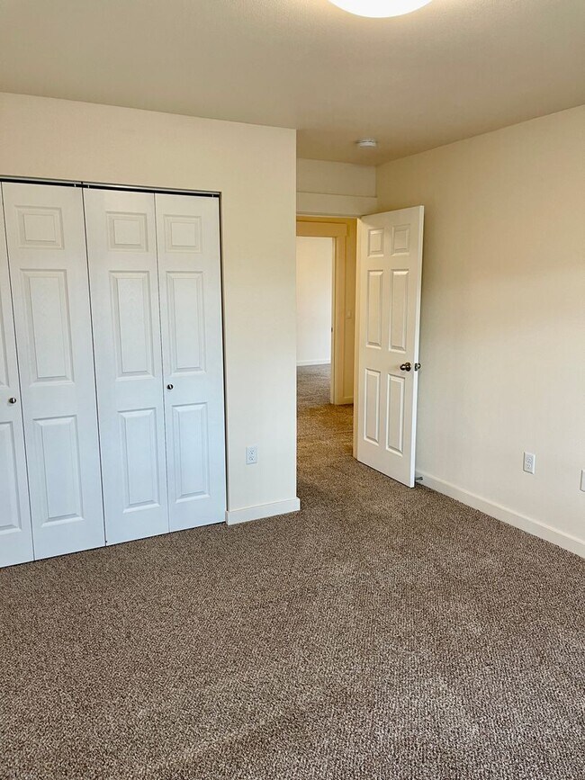 Building Photo - 410 Flower St