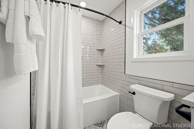 Building Photo - 715 N Brainard St