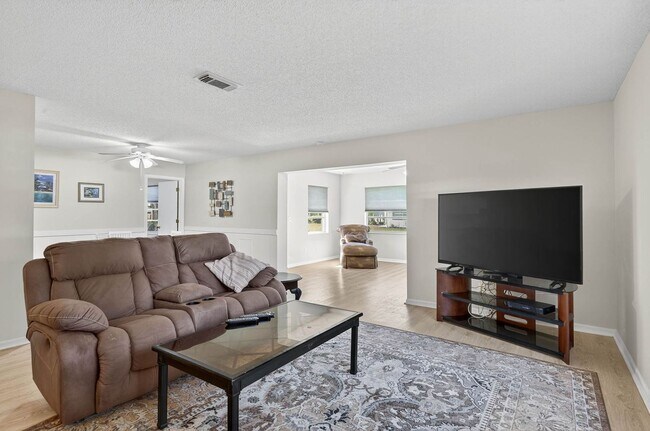 Building Photo - Totally Updated