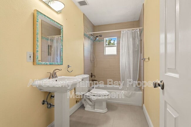 Building Photo - 2725 N Myrtle Ave