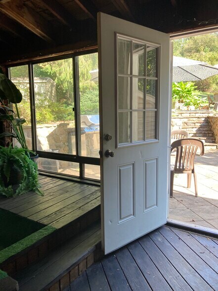 Entry into porch - 5219 Cottonwood Dr